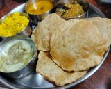 पूरी आलू, मीठे चावल और पुदीना रायता रेसिपी चरण 10 फोटो