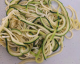 Foto del paso 6 de la receta: Tallarines de Zapallo Italiano con salsa de tomate