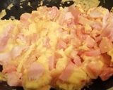 Foto del paso 1 de la receta: Huevos con tocineta🥓, salchicha y salchichón de pollo🍗 🥚👌😋!