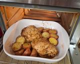 Foto del paso 4 de la receta: Muslos con papas al horno