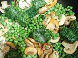 Болтунья с грибами и шпинатом