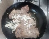 Foto del paso 3 de la receta: Chuletas encebollada con huevos fritos