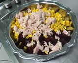Une image de l'étape 6 de Salade de betteraves et maïs au thon et tomates.