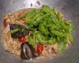 Foto langkah ke 6 dari resep Oseng Pedas Tempe Pare.