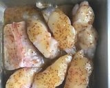 Foto del paso 5 de la receta: Rape en aliño de miel y mostaza, a la plancha, con tomate y pimiento rellenosde arroz y hierbas