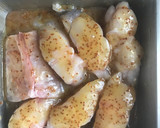 Foto del paso 5 de la receta: Rape en aliño de miel y mostaza, a la plancha, con tomate y pimiento rellenosde arroz y hierbas