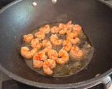 Foto del paso 1 de la receta: Stir fry de gambas y espárragos al wok con miso picante