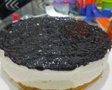 Foto langkah ke 4 dari resep Unbaked Blueberry Cheesecake.