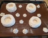 Une image de l'étape 3 de Pavlova en fraise melba et sa gelée de fleur d'hibiscus.