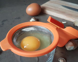 Foto del paso 4 de la receta: Sartén de huevo poché con setas y ajos tiernos
