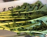 Une image de l'étape 1 de Cima di rapa aux anchois, poivron rouge et pecorino.