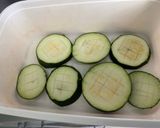 Une image de l'étape 4 de Courgettes rondes et oignon rouge au pesto.