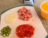 Foto del paso 1 de la receta: Huevos a la mexicana con salchicha y dobladita de frijol