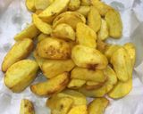 Foto del paso 1 de la receta: Papas rústicas con cúrcuma crocantes por fuera y blandas por dentro