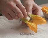 Foto del passaggio 2 della ricetta Fiori di Zucca in Pastella alla Birra