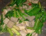 รูปขั้นตอนการทำที่ 5 ของ ผัดคะน้าหมูยอไก่