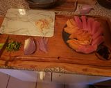 Foto del paso 1 de la receta: Entrada de Sashimi con plato de fondo Salmón, Paella y Puerros