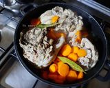 Une image de l'étape 4 de Tajine de poulet aux olives carottes et citron confit 🍴.