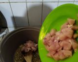 Foto langkah ke 2 dari resep 🍲 Chicken Mushroom Ginger Soup.