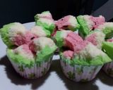 Foto langkah ke 5 dari resep Bolu kukus warna warni.