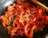 Foto del paso 3 de la receta: Merluza con pimiento rojo salteado