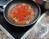 Foto del paso 4 de la receta: Repollo con sofrito de ajo y pimentón