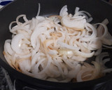 Foto del paso 4 de la receta: Salchichas encebolladas en cerveza negra con fessolets
