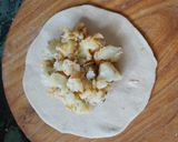 A picture of step 4 of Aloo paratha.