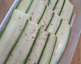 Une image de l'étape 1 de Roll de courgette-saumon exotique apéritif.