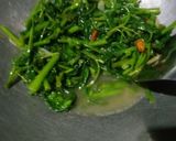 Foto langkah ke 3 dari resep Tumis Kangkung Saus Tiram.