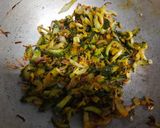 পেঁয়াজ- টমেটো দিয়ে উচ্ছে ভাজা(peyaj tomato diye ucche bhaaja recipe in Bengali) রেসিপির ধাপ 2 ছবি