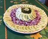 Une image de l'étape 7 de Salade de concombres et courgettes à l'oignon rouge et laitue de mer.