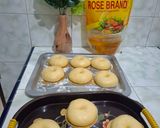 Foto langkah ke 7 dari resep 🍩 Donat empuk topping coklat bubuk.