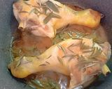 Foto del passaggio 3 della ricetta Pollo e patate con salvia e rosmarino cottura in padella
