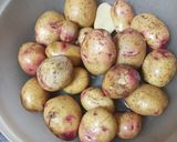 Foto del paso 4 de la receta Merluza frita con papas asadas y mojo de pimiento y tomate seco