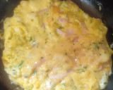 Foto del paso 2 de la receta: Omelette de huevo 🥚,jamón, queso 🧀 y perejil fresco