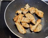 Foto del paso 2 de la receta: Ensalada de pollo y requesón con miel