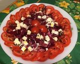 Une image de l'étape 8 de Salade de tomates, trevisana, feta et dulce sauce olive, ciboulette.