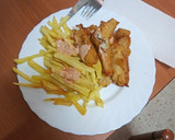 Foto del paso 5 de la receta: Barritas crujientes de gallo con papas fritas y salsa rosa