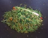 Foto langkah ke 7 dari resep Tumis Bunga Pepaya dan Kangkung Khas Manado.