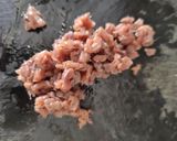 Foto del paso 4 de la receta: Rodaballo en Salsa de Martini Rosso con Piñones y Pasas