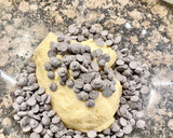 Foto del paso 6 de la receta: Cookies blandas con cacahuetes, con chocolate y con coco