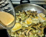 Foto del paso 4 de la receta: Habas y champiñones al ajillo con pollo