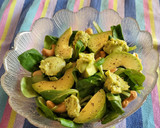 Foto del paso 5 de la receta: Ensalada de canónigos con aguacate, anacardos y guacamole