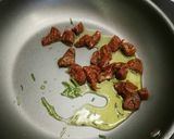 Foto del passaggio 2 della ricetta Riso pomodori secchi, tonno e rosmarino