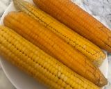 صورة لخطوة 2 من وصفة ذرة مشوية بنكهة الزبدة 👌😋
