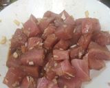 Foto del paso 1 de la receta: Tartar de atún con aguacate, tomate, cebolla y espinacas
