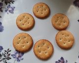 A picture of step 3 of Monaco biscuit chat.
