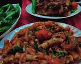 صورة لخطوة 5 من وصفة معكرونة بالبندورة 🍝 مع الدجاج المشوي 🍗
