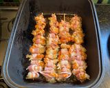 Foto del paso 1 de la receta: Brochetes de langostinos y panceta ahumada con repollitos de brusellas gratinados con parmesano